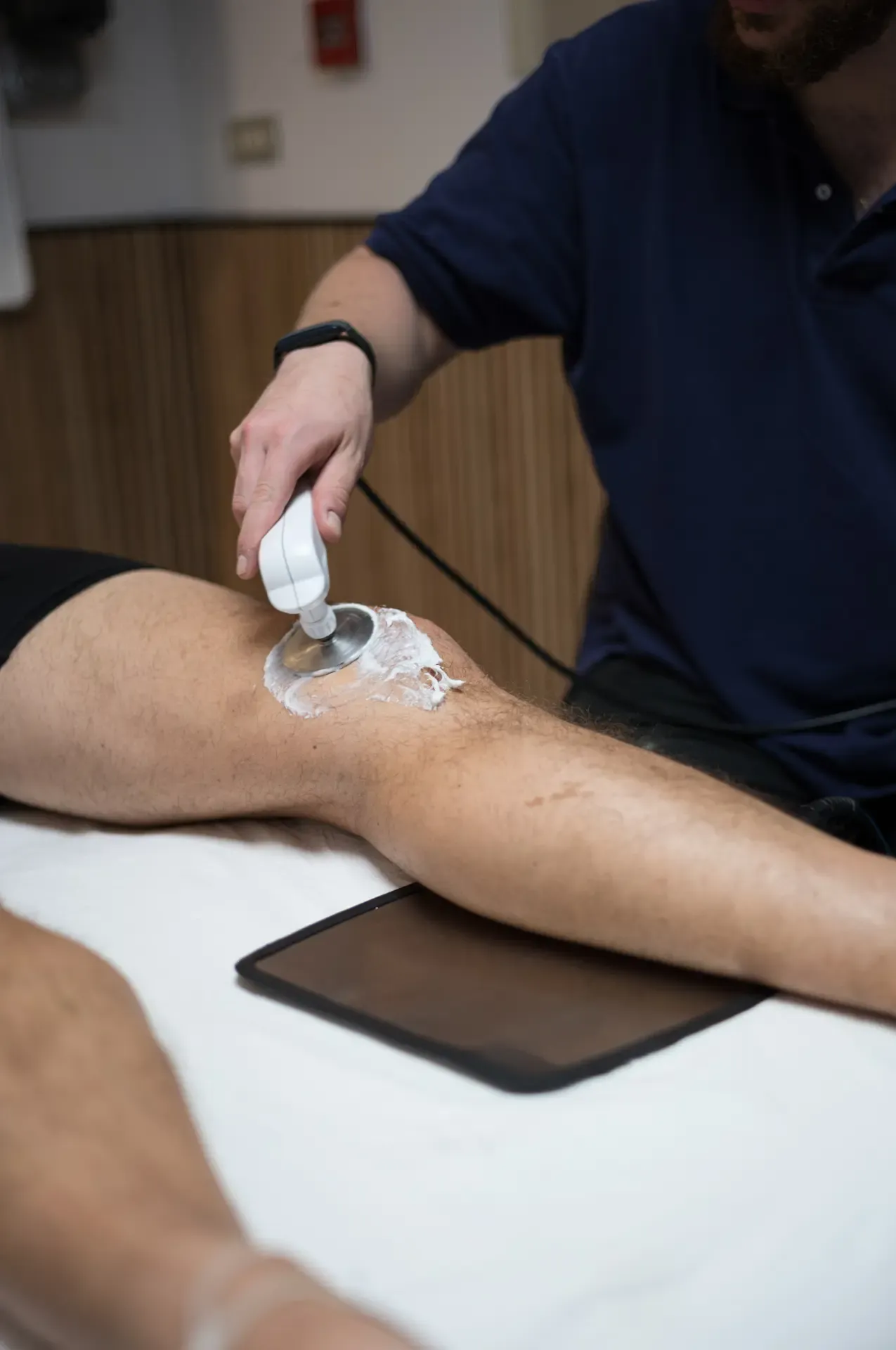 Diatermia con dispositivo y display sobre la rodilla, en la clínica de Iñigo Goikoetxea, fisioterapeuta en Bilbao
