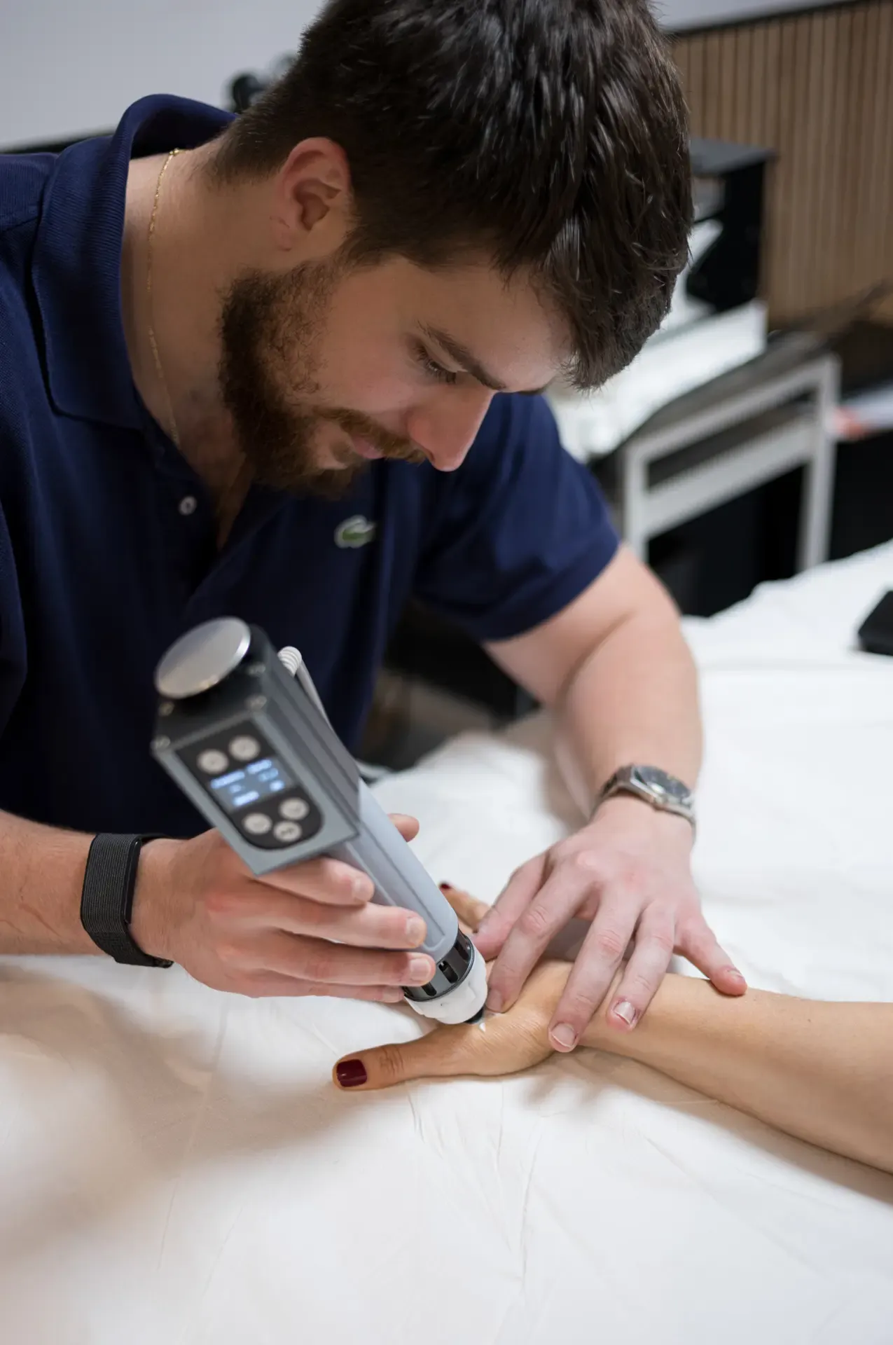 Ondas de choque con dispositivo de mano en el pie y el tobillo, en la clínica de Iñigo Goikoetxea, fisioterapeuta en Bilbao