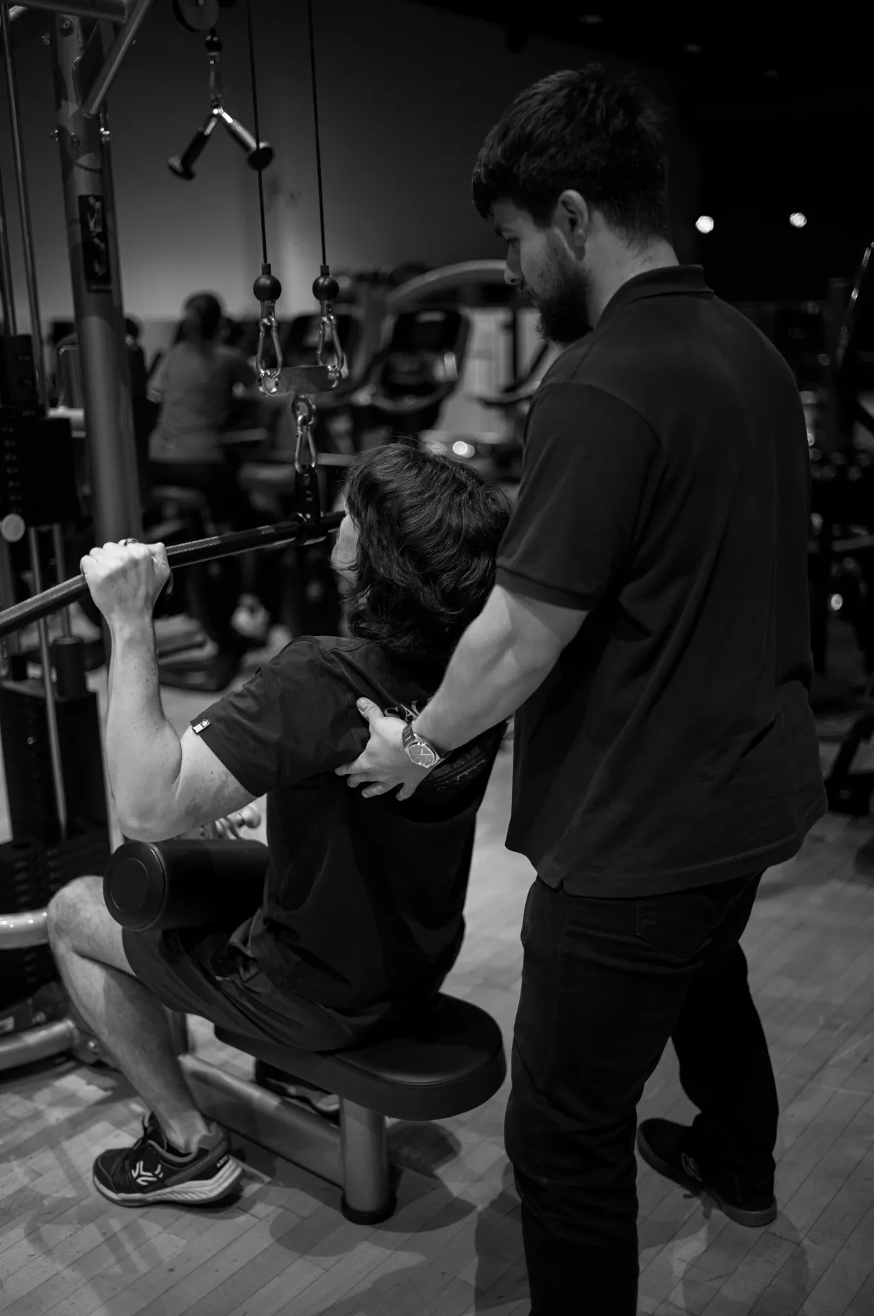 Remo sentado durante fisioterapia deportiva, blanco y negro, en la clínica de Iñigo Goikoetxea, fisioterapeuta en Bilbao