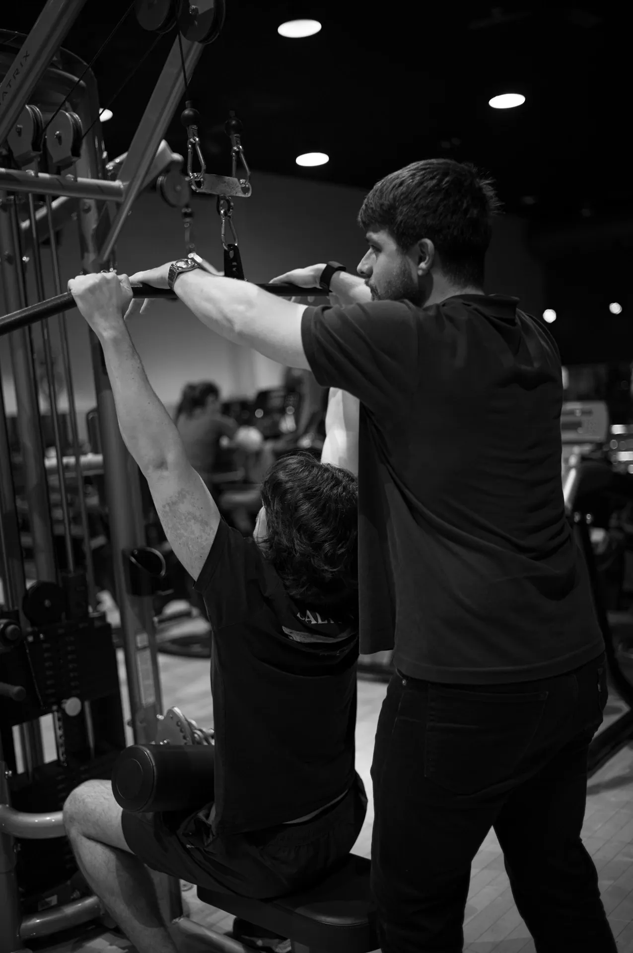 Jalón asistido en el gimnasio, blanco y negro, en la clínica de Iñigo Goikoetxea, fisioterapeuta en Bilbao