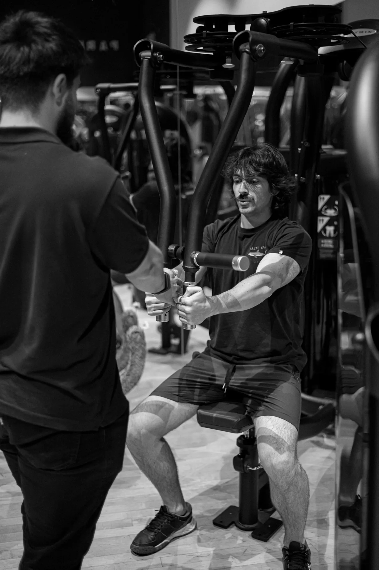 Extensión de pierna guiada en fisioterapia deportiva, blanco y negro, en la clínica de Iñigo Goikoetxea, fisioterapeuta en Bilbao