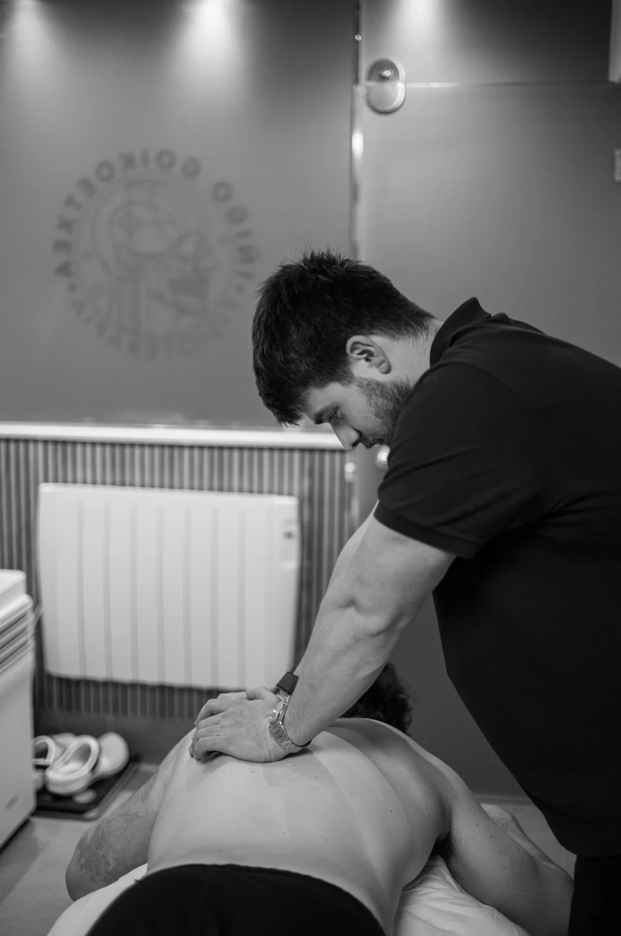 Masaje terapéutico en la espalda, imagen en blanco y negro, en la clínica de Iñigo Goikoetxea, fisioterapeuta en Bilbao