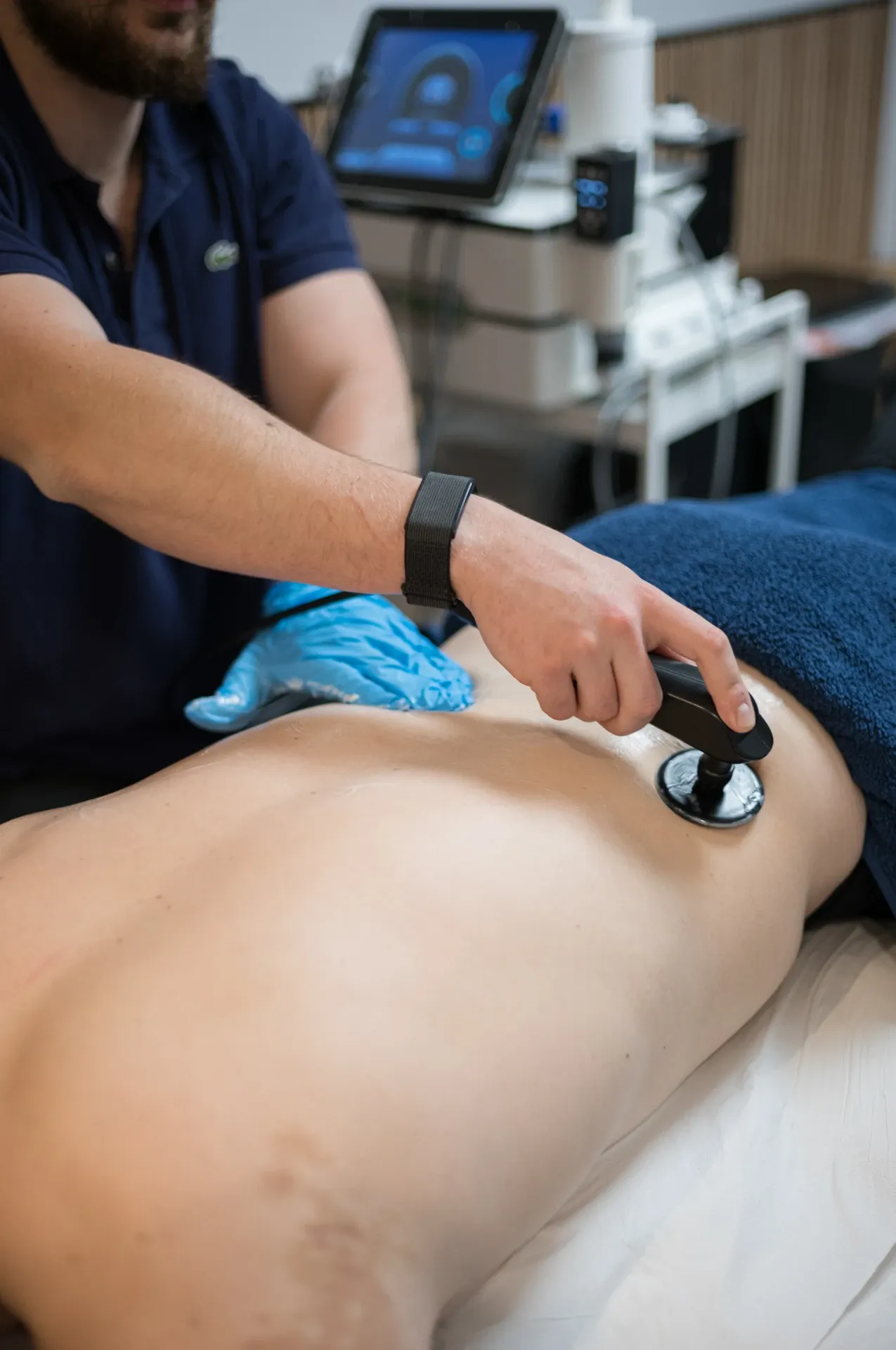 Diatermia con cabezal redondo sobre la zona lumbar, en la clínica de Iñigo Goikoetxea, fisioterapeuta en Bilbao