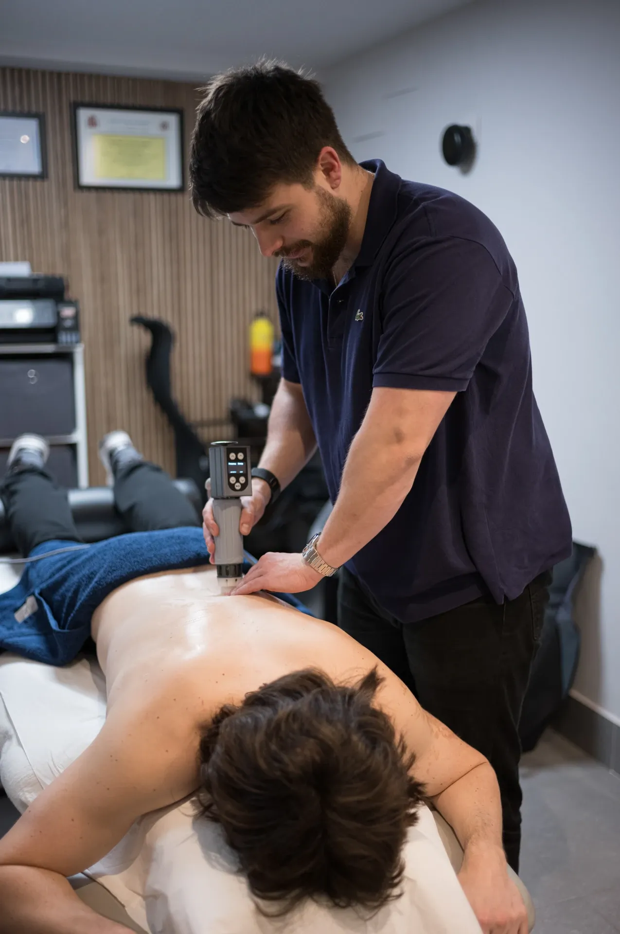 Diatermia con dispositivo de mano sobre la espalda, en la clínica de Iñigo Goikoetxea, fisioterapeuta en Bilbao