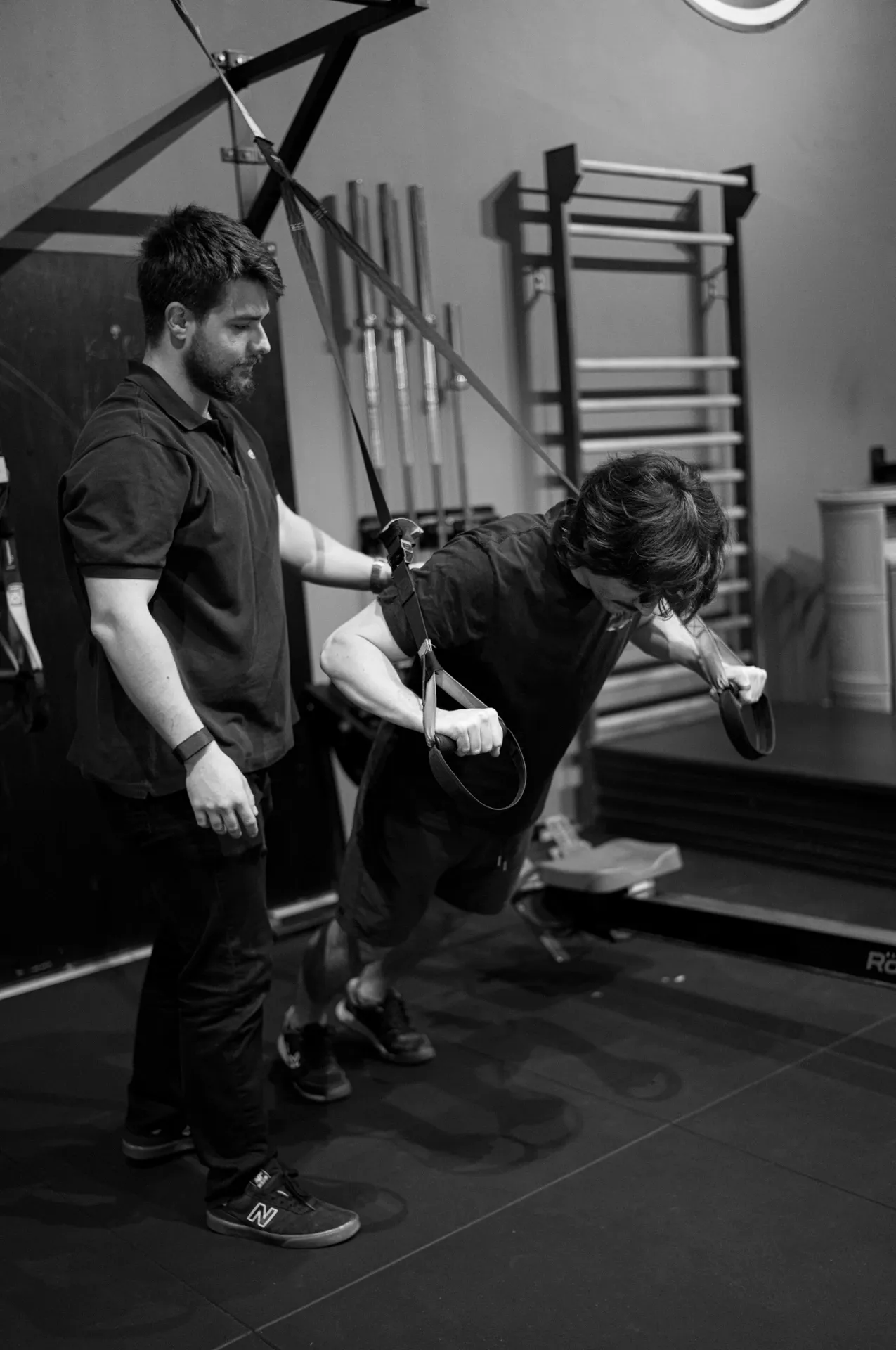 Coaching de ejercicio con peso en el gimnasio, blanco y negro, en la clínica de Iñigo Goikoetxea, fisioterapeuta en Bilbao