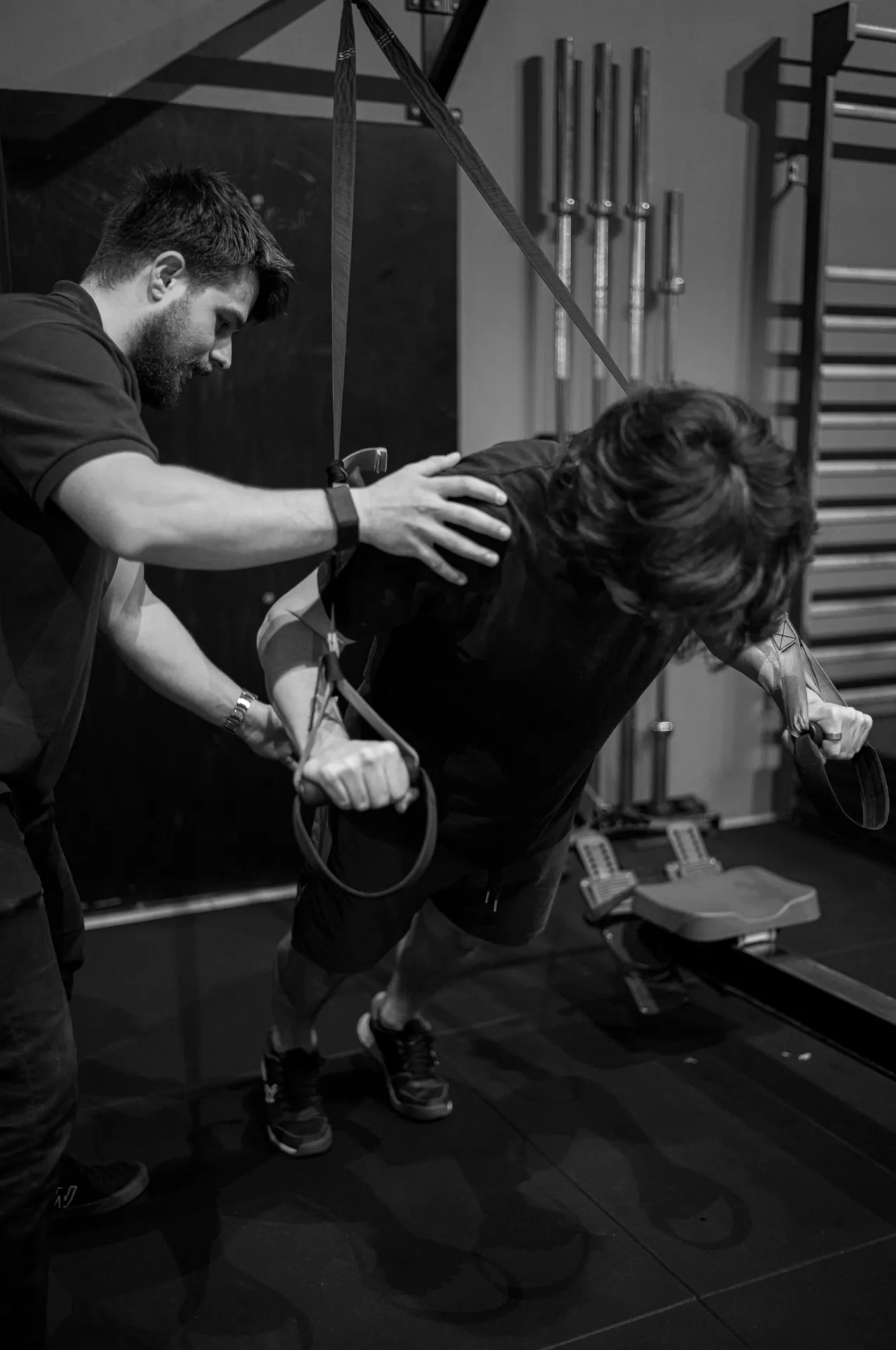 Ejercicio dinámico de remo en fisioterapia deportiva, blanco y negro, en la clínica de Iñigo Goikoetxea, fisioterapeuta en Bilbao
