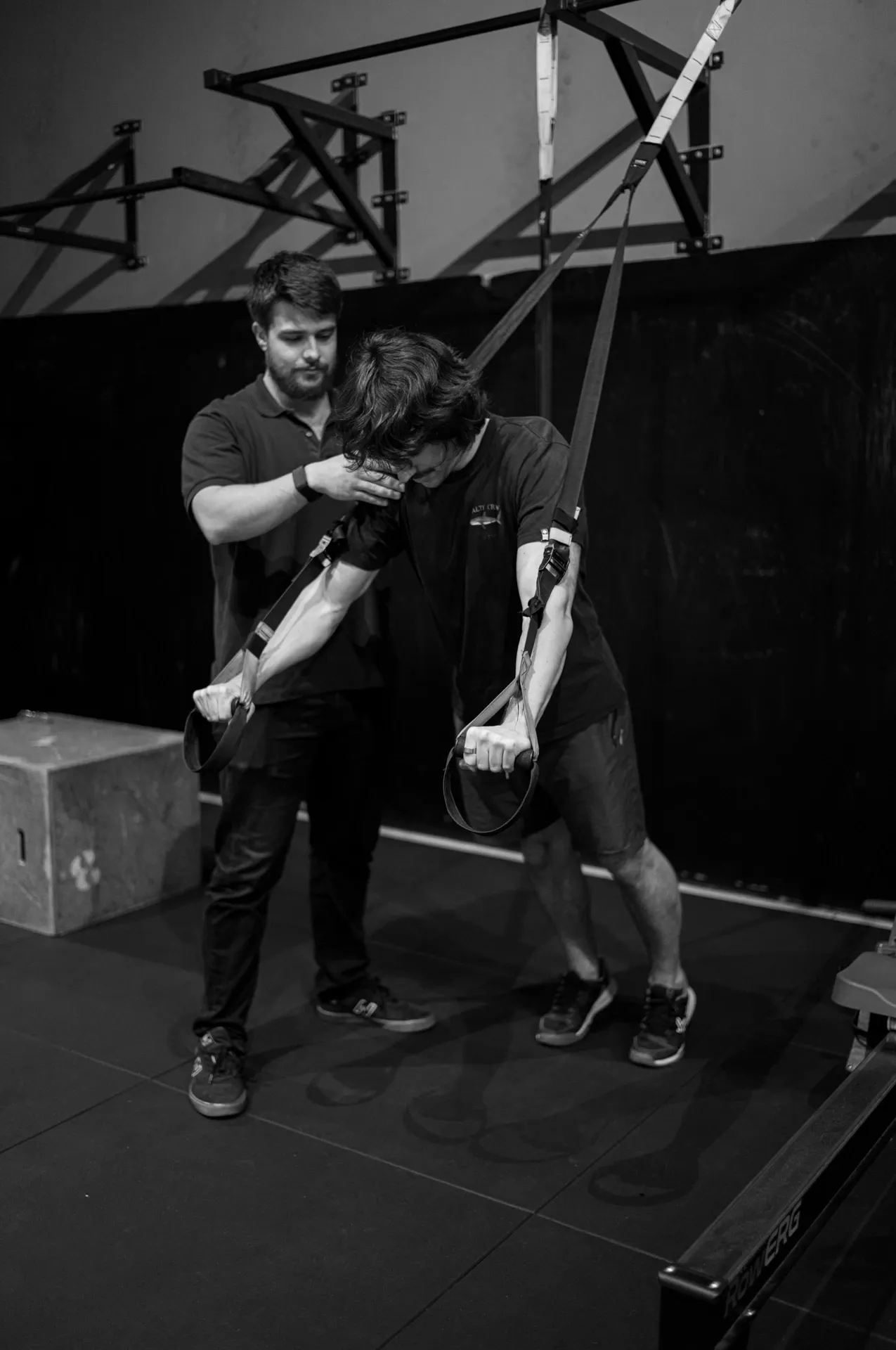 Trabajo con cable asistido en fisioterapia deportiva, blanco y negro, en la clínica de Iñigo Goikoetxea, fisioterapeuta en Bilbao