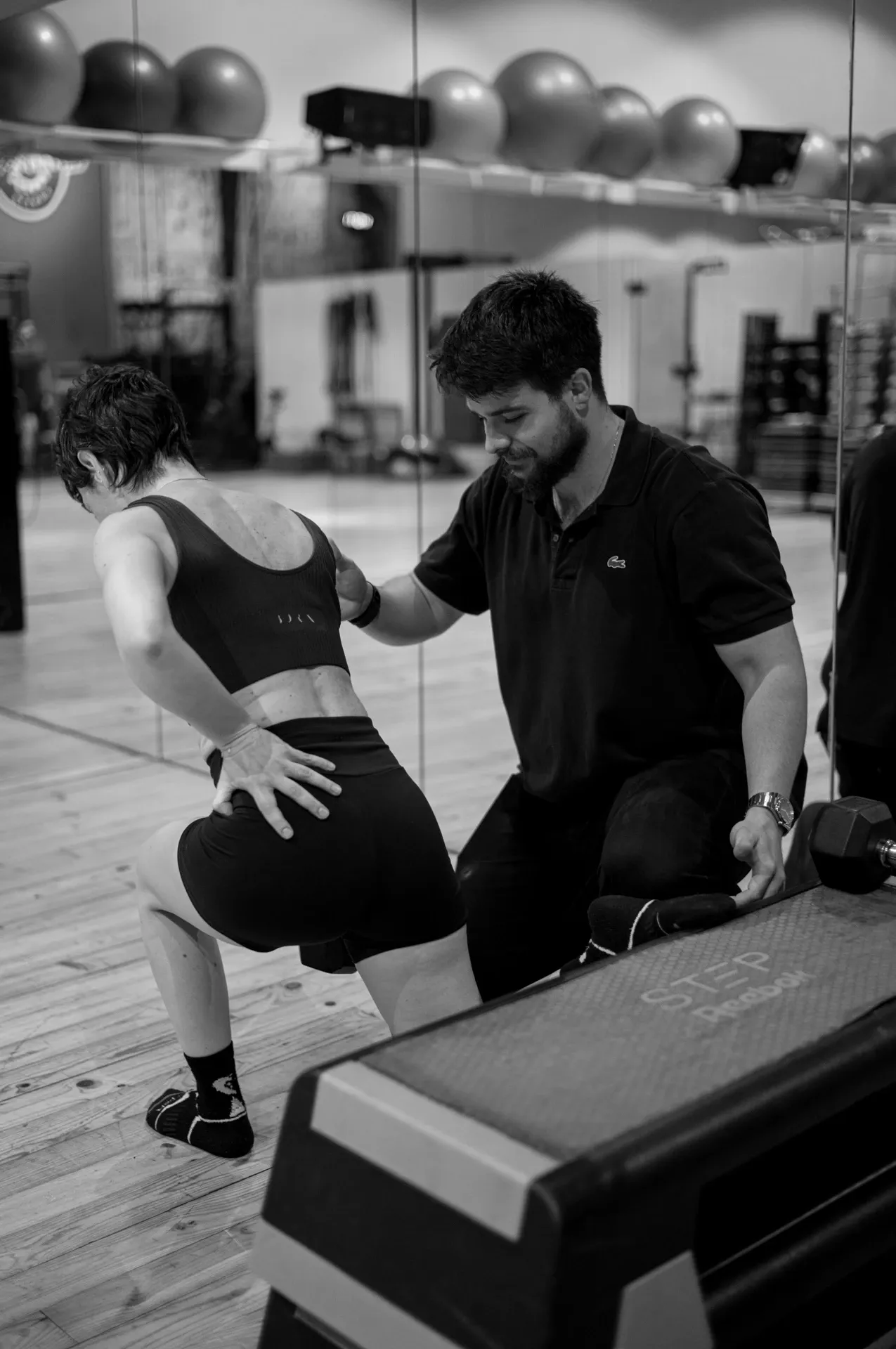 Ejercicio de step-up con supervisión, blanco y negro, en la clínica de Iñigo Goikoetxea, fisioterapeuta en Bilbao