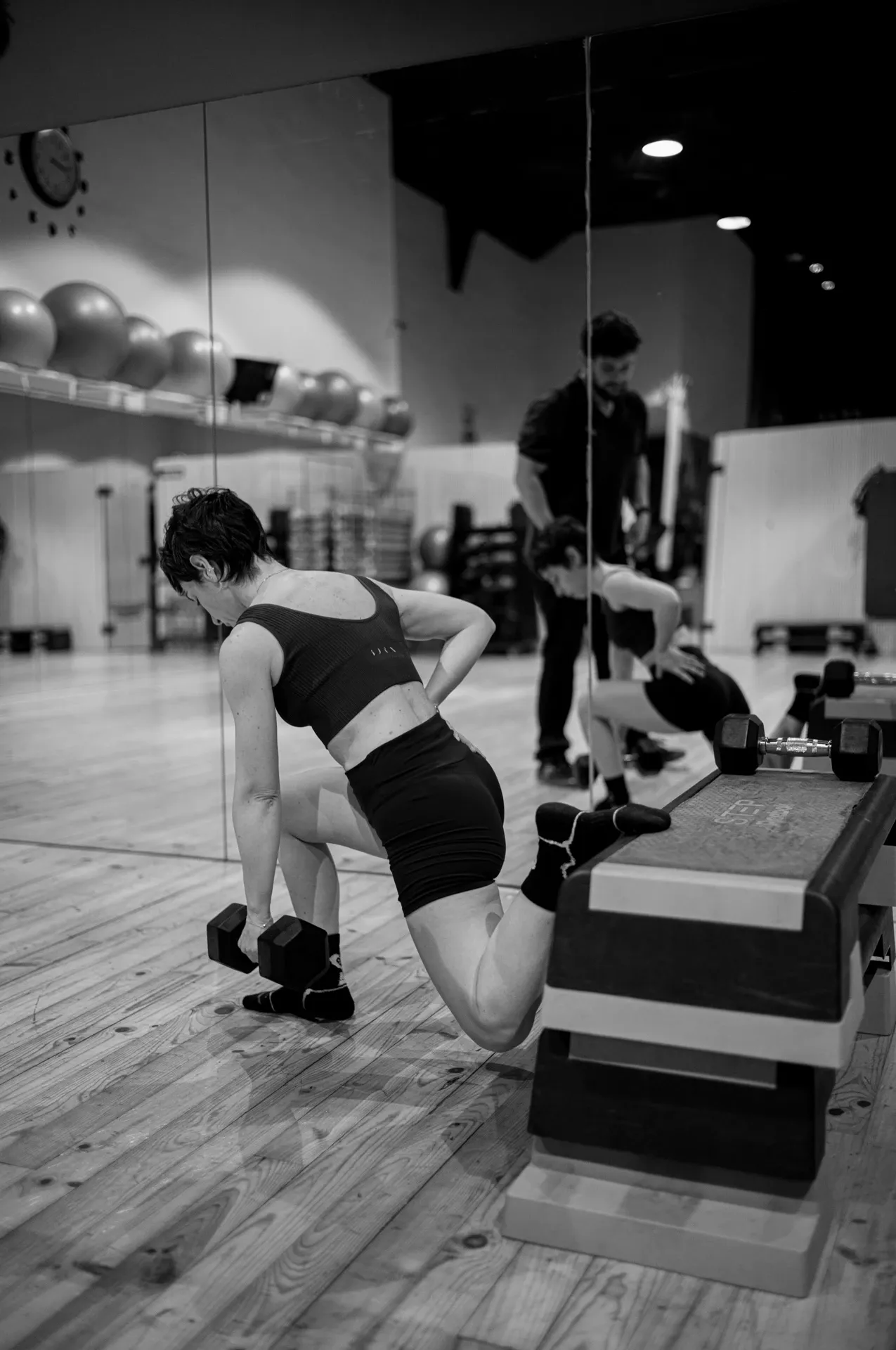 Ejercicio en step durante fisioterapia deportiva, blanco y negro, en la clínica de Iñigo Goikoetxea, fisioterapeuta en Bilbao