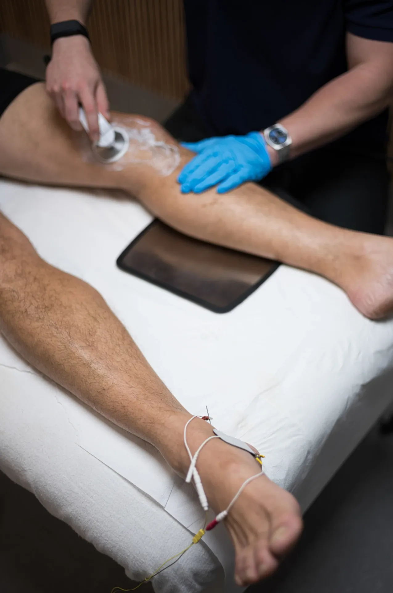 Tratamiento combinado con sonda y electrodos en la espinilla, en la clínica de Iñigo Goikoetxea, fisioterapeuta en Bilbao