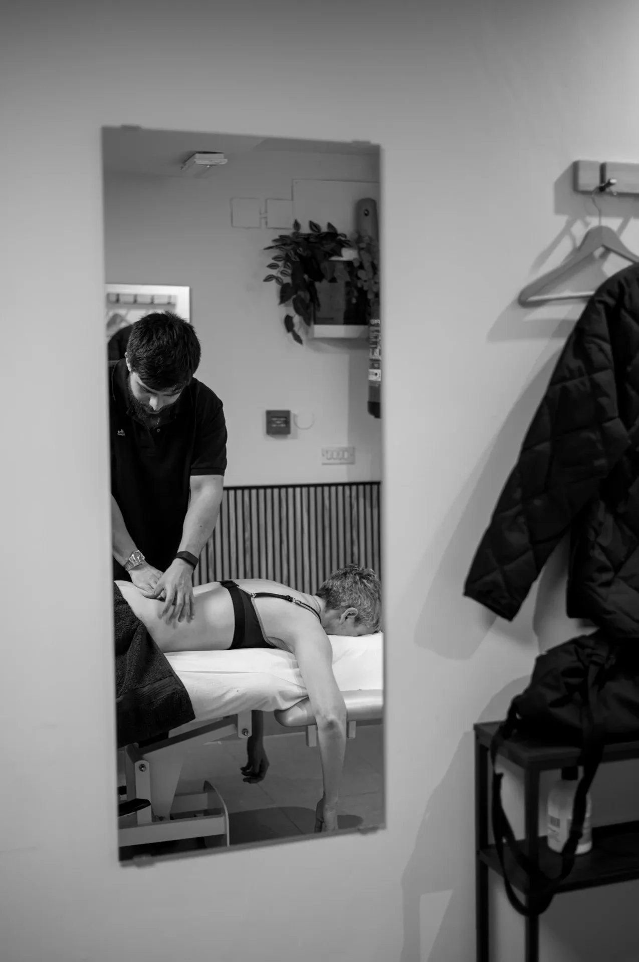 Plano amplio en blanco y negro de la sala de tratamiento, en la clínica de Iñigo Goikoetxea, fisioterapeuta en Bilbao