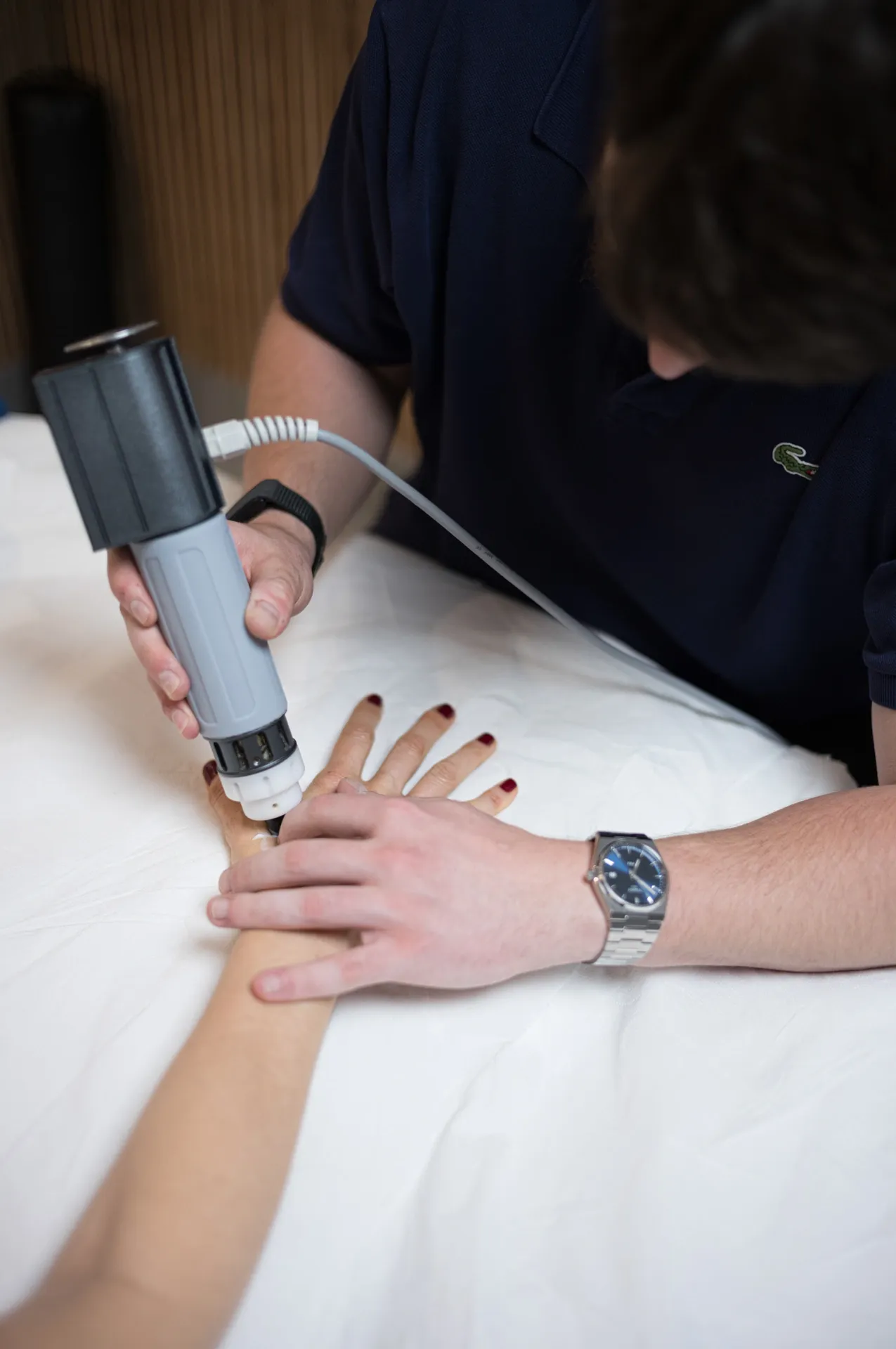 Ondas de choque con dispositivo de mano en la mano y la muñeca, en la clínica de Iñigo Goikoetxea, fisioterapeuta en Bilbao