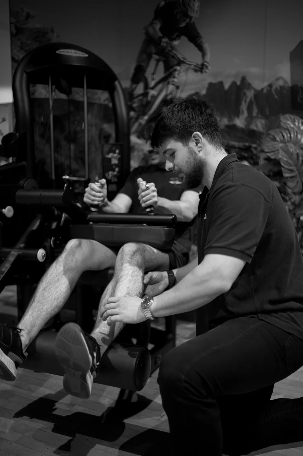 Zancada con mancuerna guiada en fisioterapia deportiva, blanco y negro, en la clínica de Iñigo Goikoetxea, fisioterapeuta en Bilbao